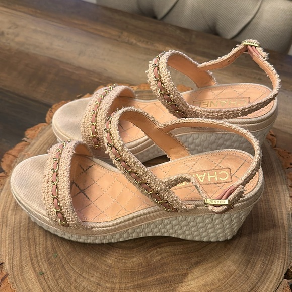 Light pink tweed Chanel sandals. Approximately 2” platform and 4” total height. - Picture 2 of 6